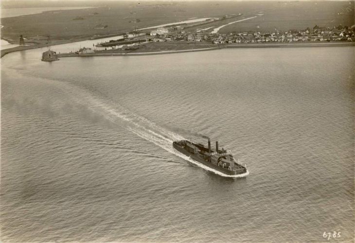 Stoompont Enkhuizen I met Stavoren op de achtergrond